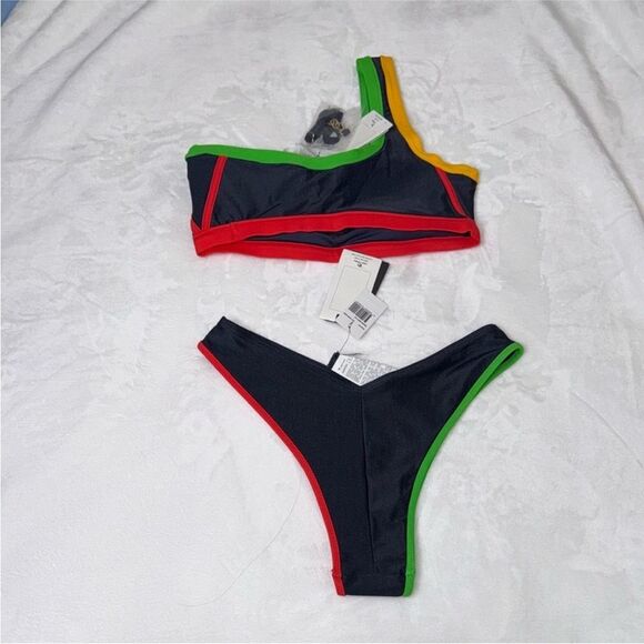 Rip Curl Gigi One Shoulder Top & Victoria
Vergara 80's Hi Leg Skimpy Coverage - Picture 7 of 12
